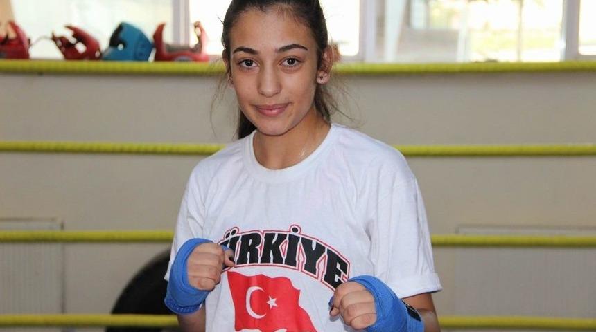 Milli Boks&ouml;r G&ouml;z&uuml;n&uuml; D&uuml;nya Şampiyonluğuna Dikti