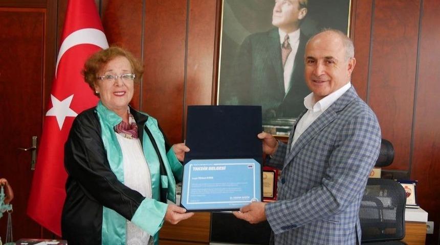 Yarım Bıraktığı &Uuml;niversiteyi 47 Yıl Sonra Tamamladı