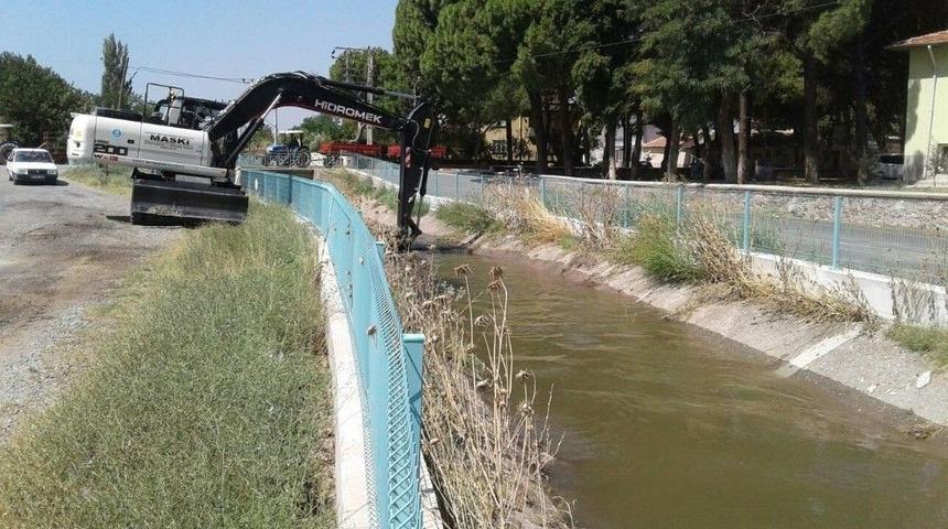 Manisa&rsquo;da Tahliye Kanallarında Temizlik