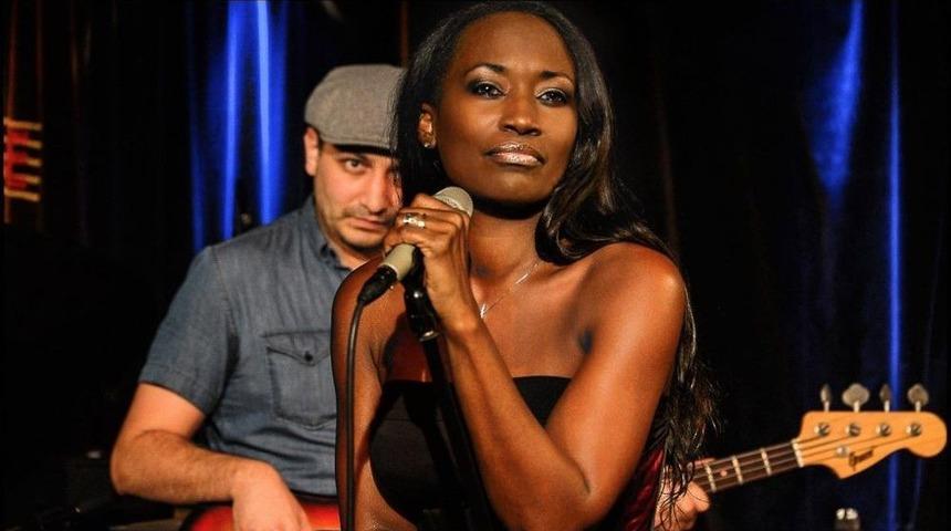 D&uuml;nyaca &Uuml;nl&uuml; Sanat&ccedil;ı Della Miles&rsquo;tan T&uuml;rkiye&rsquo;ye Anlamlı Mesaj