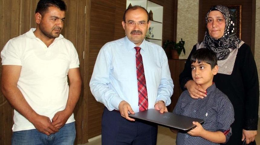 Bitlis Valisi Ustaoğlu&rsquo;ndan Şehit Oğluna Bilgisayar