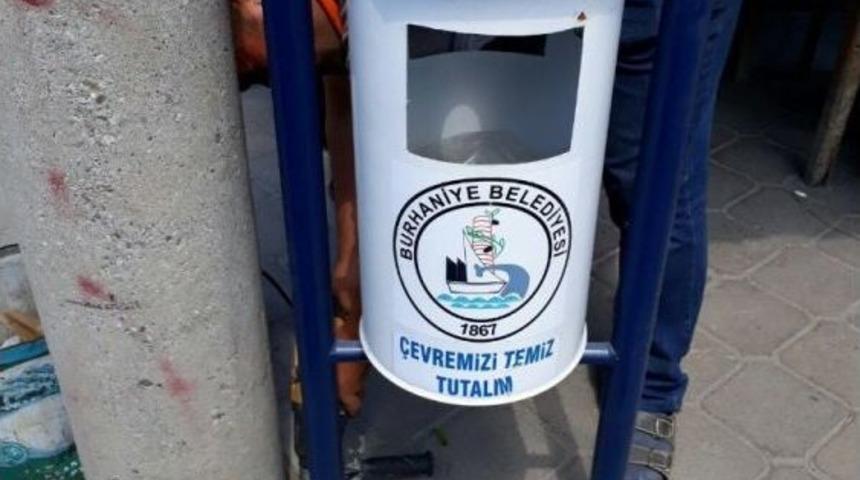 Burhaniye&rsquo; De Caddelere Yeni &Ccedil;&ouml;p Kovaları Kondu