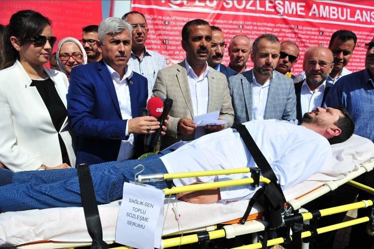 Sağlık &Ccedil;alışanları Taleplerini Toplu S&ouml;zleşme Masasına Ambulans İle G&ouml;nderdi