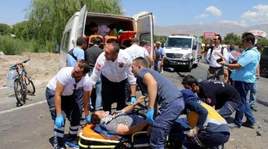 Yolcu Minib&uuml;s&uuml; Otomobil Ile &Ccedil;arpıştı: 17 Yaralı