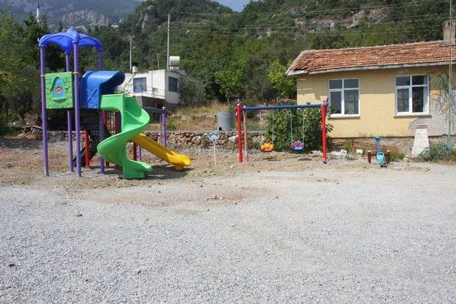 Alanya Belediyesinden 4 Mahalleye Çocuk Parkı
