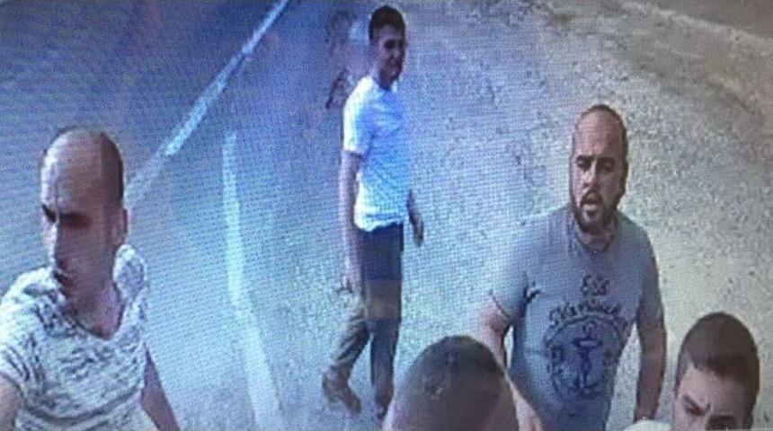 Otobüsün Önünü Kesen 15 Kişi, 5 Askeri Bayıltana Kadar Dövdü