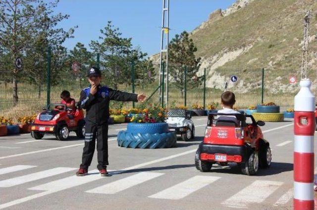 Sevgi Evi Çocuklarına Eğlenceli Trafik Eğitimi