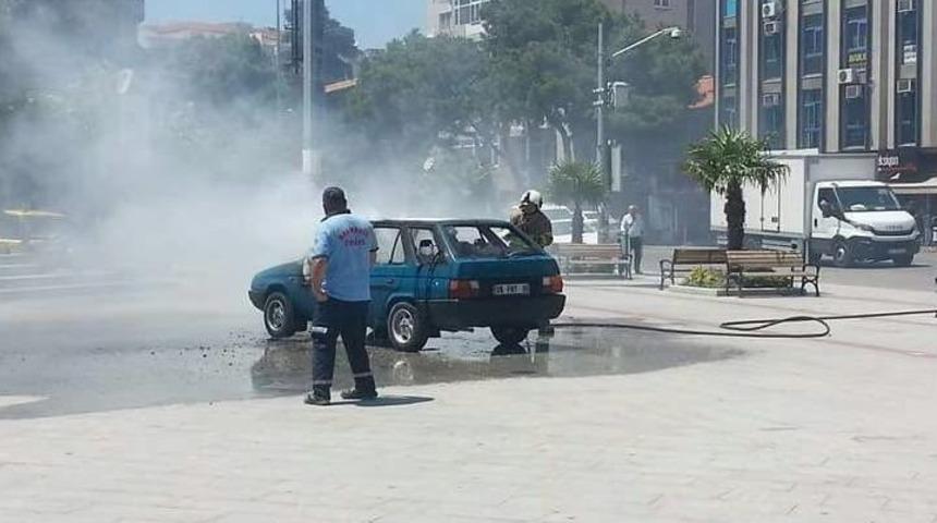 İl&ccedil;e Meydanına Park Edilen Ara&ccedil; Alev Alev Yandı