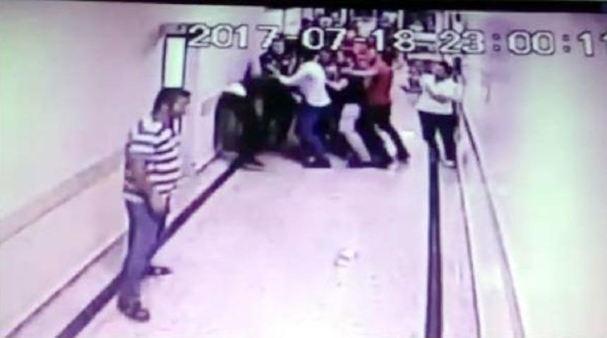 Acil Serviste G&uuml;venlik G&ouml;revlisine Saldırı Kamerada