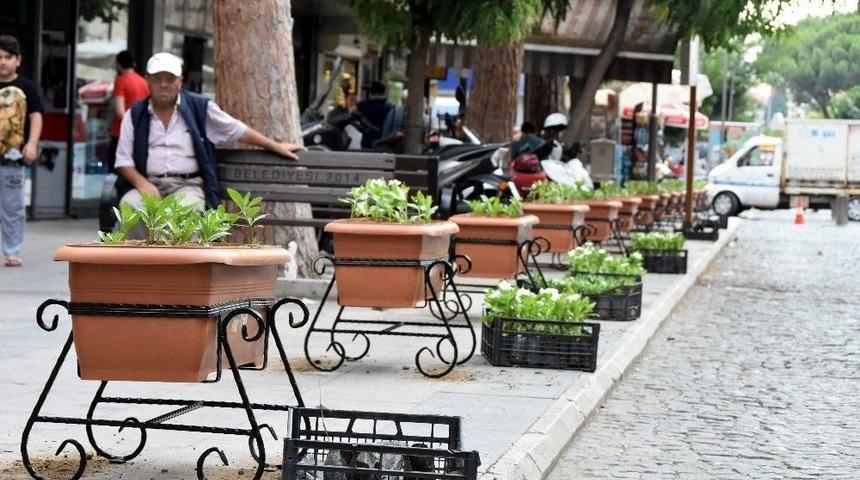 Salihli&rsquo;de Sevgi Yolu &Ccedil;i&ccedil;eklerle Donatıldı