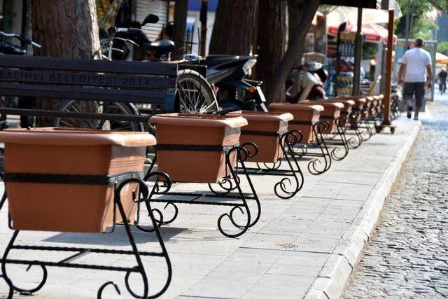 Salihli&rsquo;de Sevgi Yolu &Ccedil;i&ccedil;eklerle Donatıldı 2