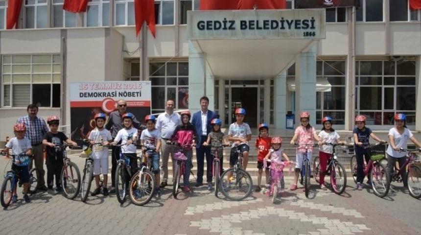 Gedizli Bisiklet&ccedil;ilere Kask Hediye Edildi