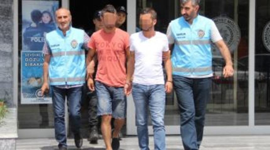 Bara Silahla Ateş A&ccedil;ınca Yoldan Ge&ccedil;en Genci Vurdular