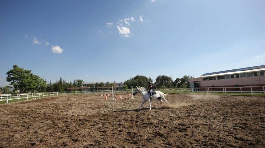 Binicilik Dersleriyle At&ccedil;ılık Sevgisi Aşılanıyor