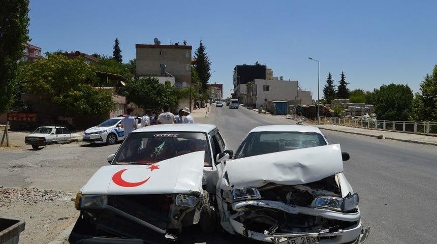 Besni&rsquo;de 3 Otomobil Birbirine Girdi