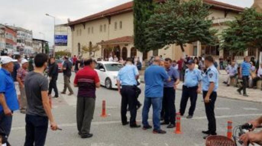 Düzce'de Seyyar Satıcı Zabıtayı Yaraladı