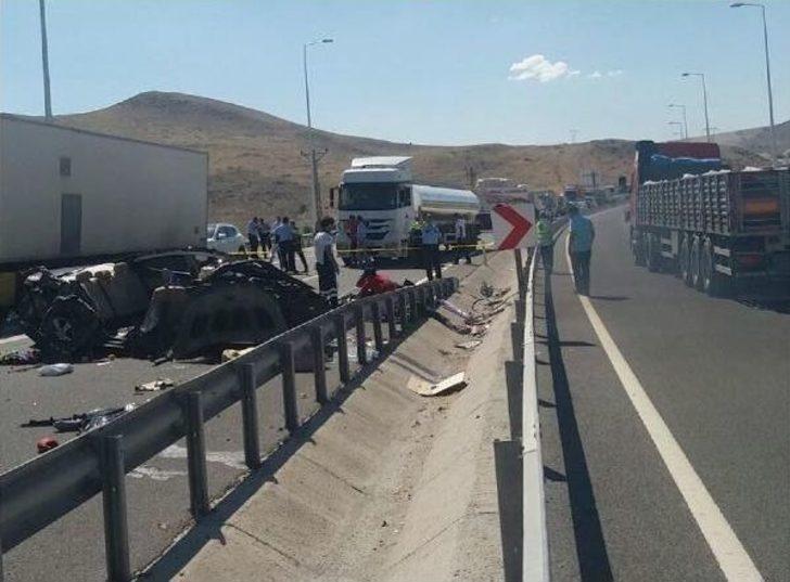 Kayseri'de Otomobil Duran Tır'a Arkadan Çarptı; 4 Üniversiteli Öldü, 2 Yaralı