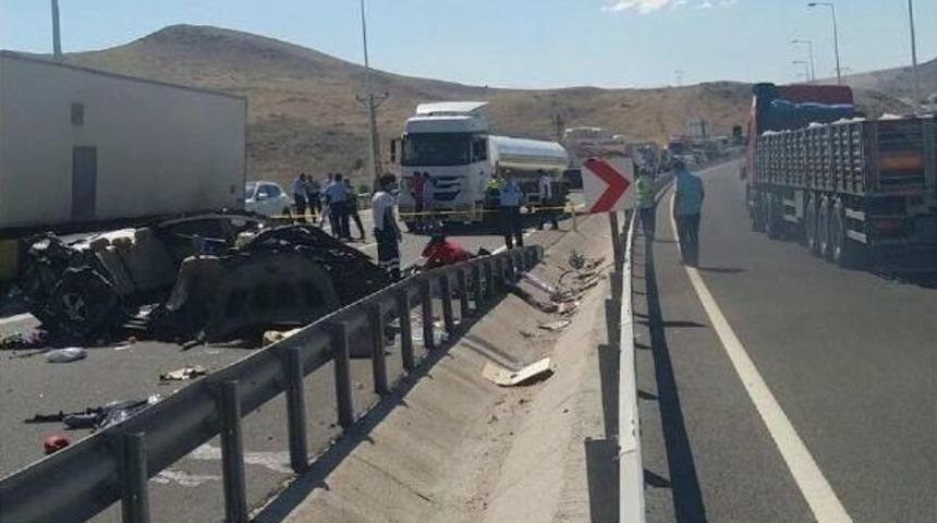 Kayseri'de Otomobil Duran Tır'a Arkadan &Ccedil;arptı; 4 &Uuml;niversiteli &Ouml;ld&uuml;, 2 Yaralı