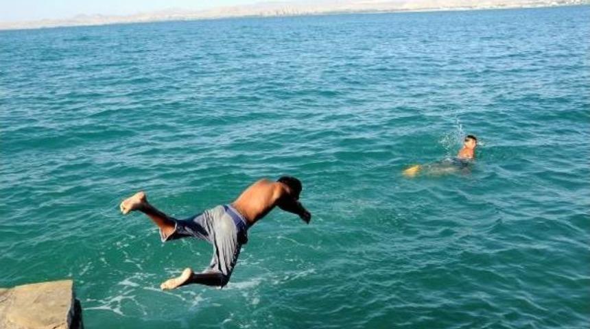 Van G&ouml;l&uuml;'n&uuml;n 25 Sahili Temiz &Ccedil;ıktı