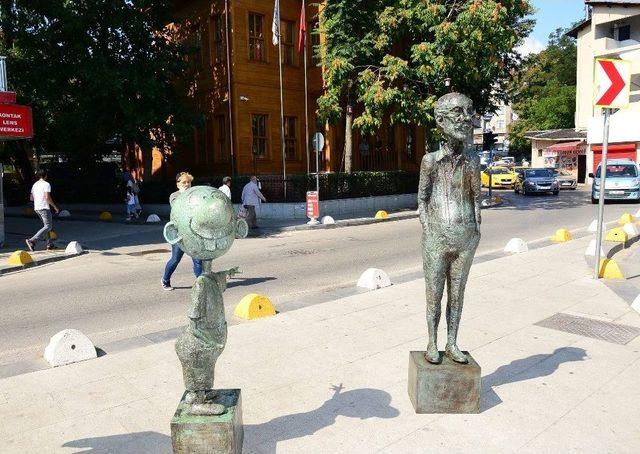 Avanak Avni Ve Oğuz Aral Heykelleri Kadıköy’de