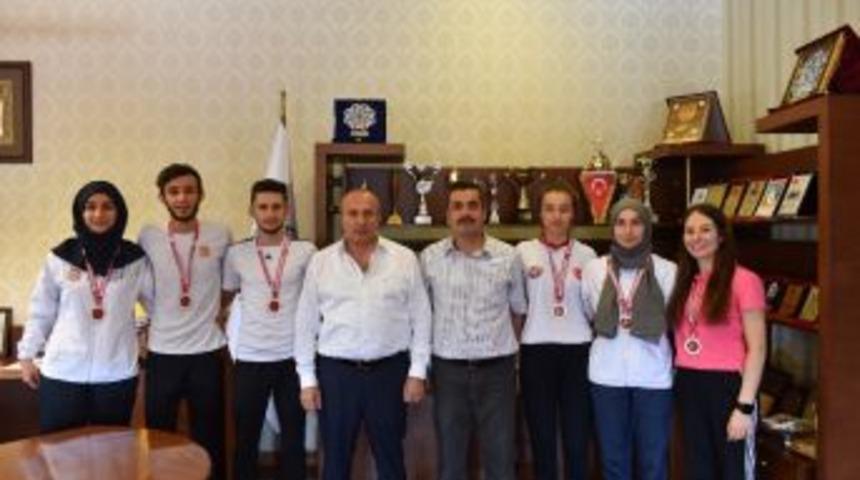 Şampiyon Kıckboks&ccedil;ular Kaymakam Y&uuml;ksel Ve Başkan Arslan&rsquo;ı Ziyaret Etti