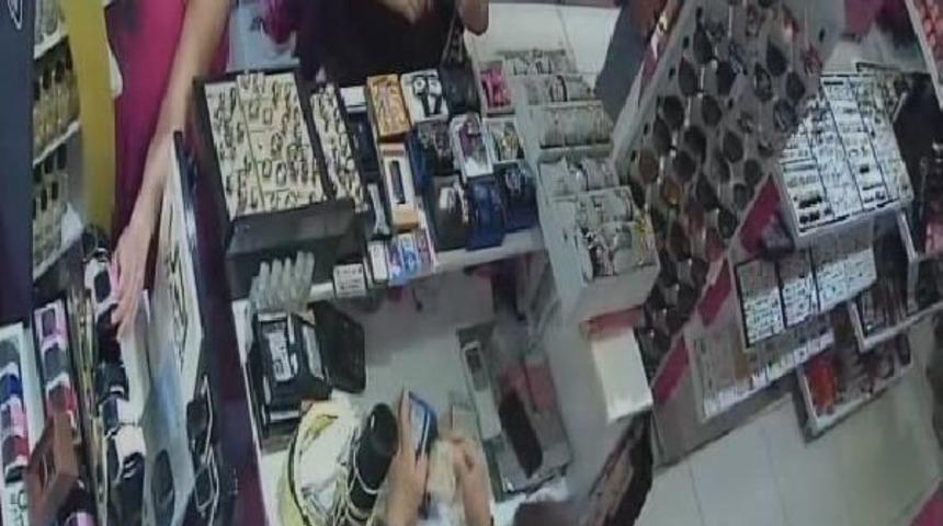 Saat Hırsızlığı G&uuml;venlik Kamerasında