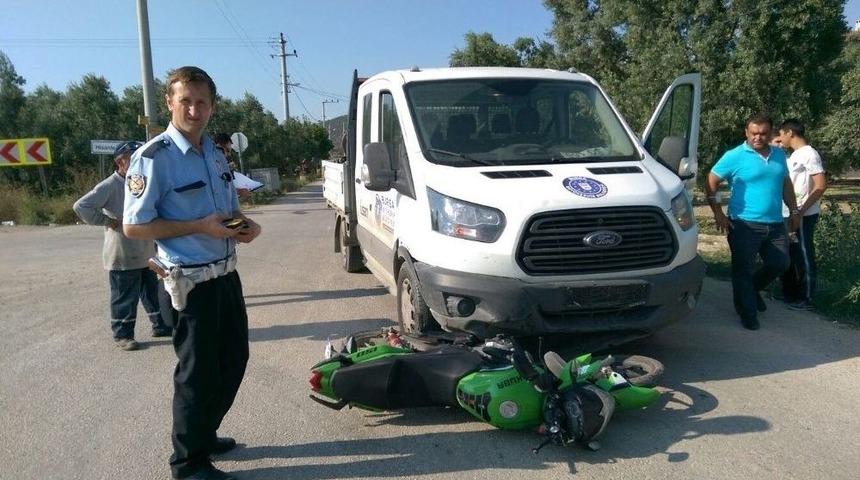 Motosiklet S&uuml;r&uuml;c&uuml;s&uuml; Kız Kamyonetin Altında Kaldı