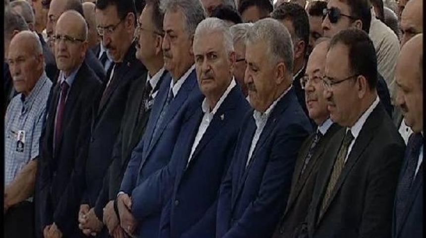 Başbakan Yıldırım , Bakan Arslan'ın Kardeşinin Cenazesine Katıldı (1)