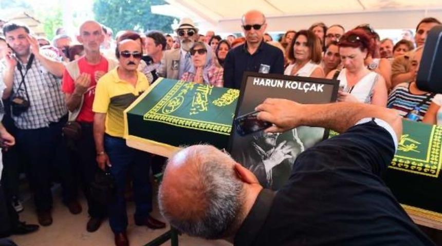 Harun Kol&ccedil;ak, Gemlik'te Annesinin Mezarının &Uuml;zerine Defnedildi