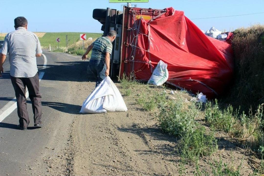 Kamyonu Şarampole Yuvarlanan S&uuml;r&uuml;c&uuml; Yola Savrulan G&uuml;breleri Topladı
