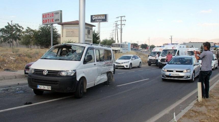 Minib&uuml;s İle Kamyonet &Ccedil;arpıştı: 5 Yaralı