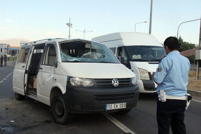 Minib&uuml;s İle Kamyonet &Ccedil;arpıştı: 5 Yaralı 1