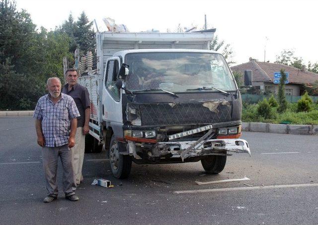 Minib&uuml;s İle Kamyonet &Ccedil;arpıştı: 5 Yaralı 2