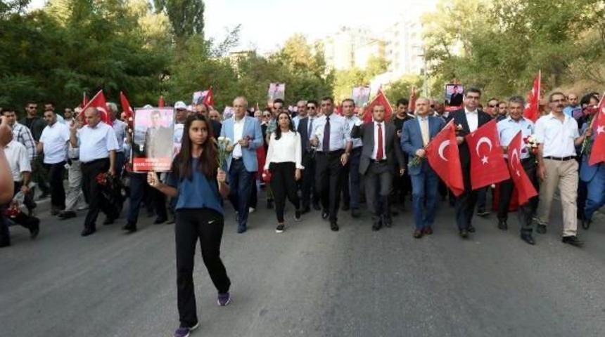 Chp'den Tunceli'de, 'ter&ouml;r&uuml; Protesto Ve Şehit Necmettin &Ouml;ğretmeni Anma Y&uuml;r&uuml;y&uuml;ş&uuml;' (2)