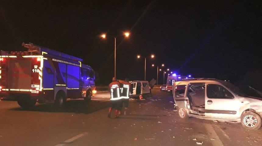 Başkent&rsquo;te İş&ccedil;ileri Taşıyan Kamyonet, Başka Bir Araca Arkadan &Ccedil;arptı: 9 Yaralı