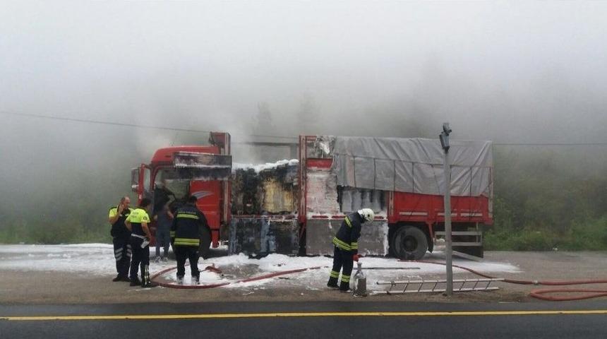 İnşaat Malzemesi Y&uuml;kl&uuml; Kamyon Bolu Dağında Yandı