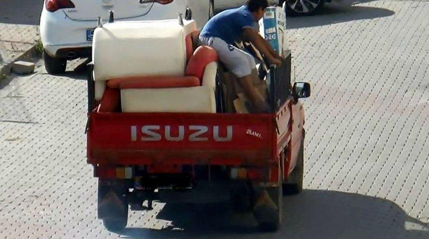 Malzeme Dolu Kamyonet Kasasında Tehlikeli Yolculuk