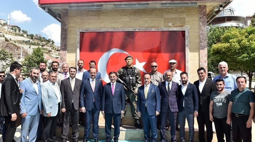 Vali Topaca 15 Temmuz Şehitleri Anıtı&rsquo;nı Gezdi