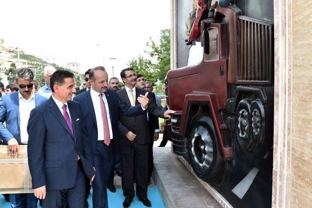 Vali Topaca 15 Temmuz Şehitleri Anıtı’nı Gezdi