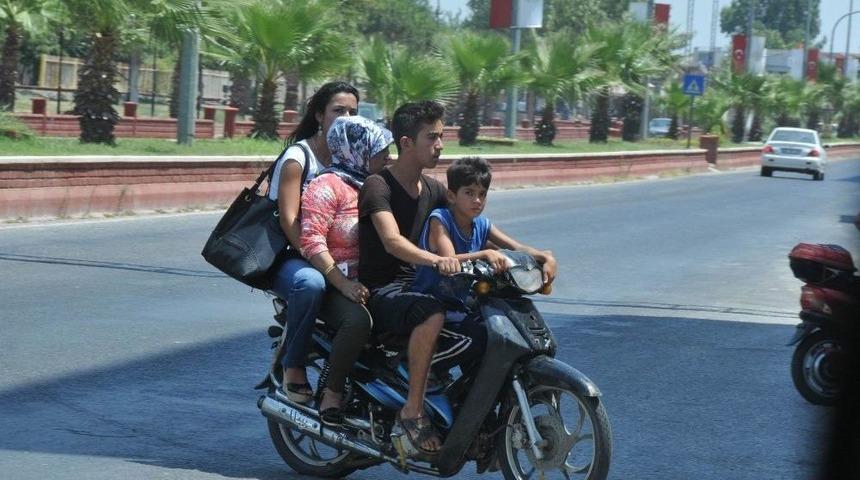 Motosiklette Aile Boyu Tehlikeli Yolculuk