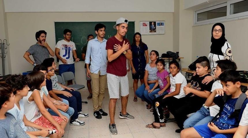 Yabancı Gen&ccedil;lerden Karşıyakalı &Ouml;ğrencilere Dil Kursu