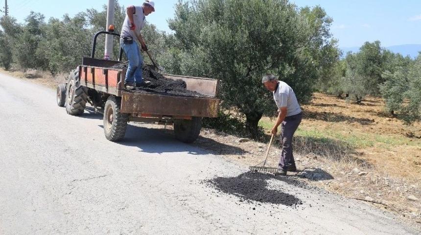 Burhaniye&rsquo;de Yağmurun Bozduğu Yollar Tamir Ediliyor
