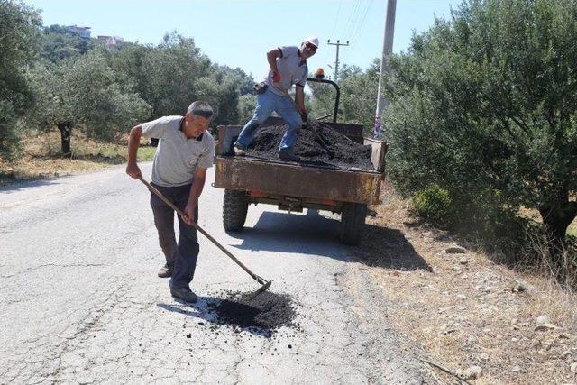 Burhaniye’de Yağmurun Bozduğu Yollar Tamir Ediliyor