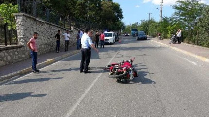 Kamyonetle &Ccedil;arpışan Motosiklette 2 Gen&ccedil; Ağır Yaralandı