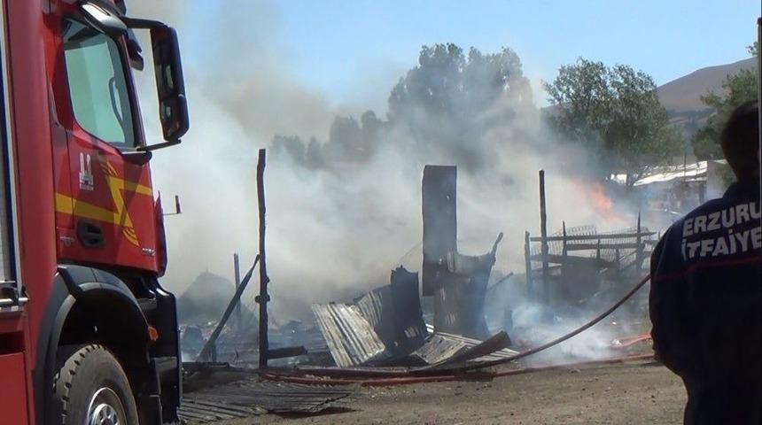 Yangında 2 Gecekondu K&uuml;le D&ouml;nd&uuml;