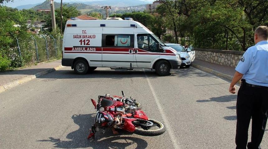Motosiklet Kamyonete &Ccedil;arptı: 2 Yaralı