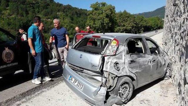 Otomobil Istinat Duvarına Çarptı: 4 Yaralı 1