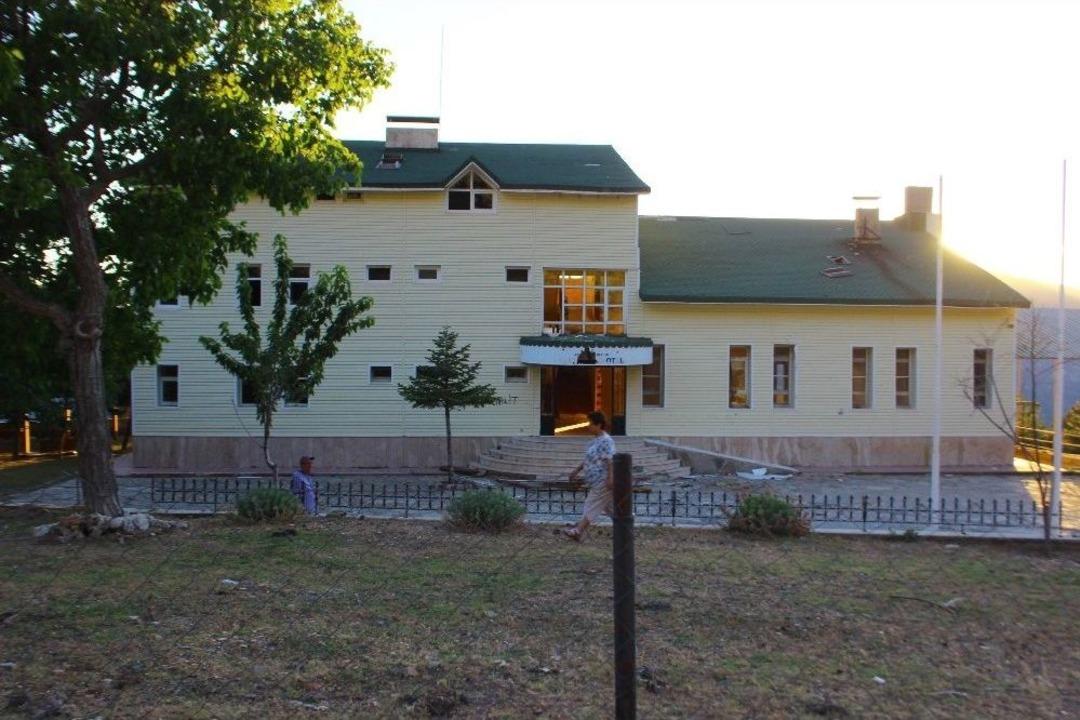 D&ouml;nemin Valisi Merhum Recep Yazıcıoğlu Tarafından Yaptırılan Otelin Hali İ&ccedil;ler Acısı