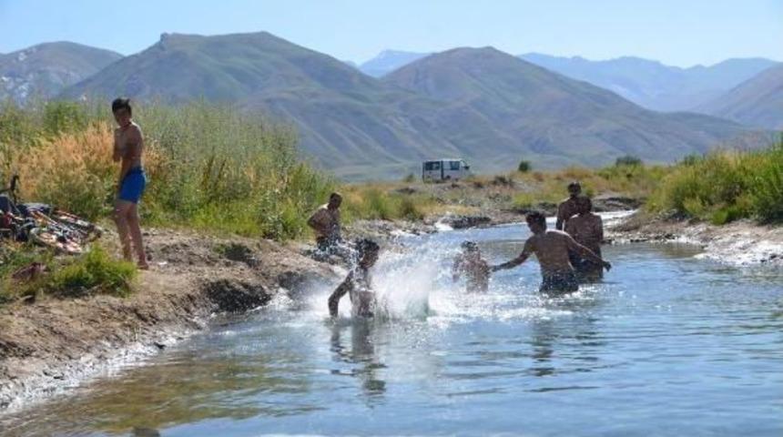 Yüksekova'da Derede Serinlik