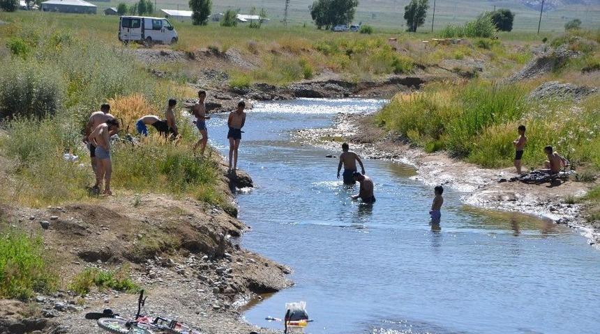 Sıcaktan Bunalan Gen&ccedil;ler Derede Serinliyor